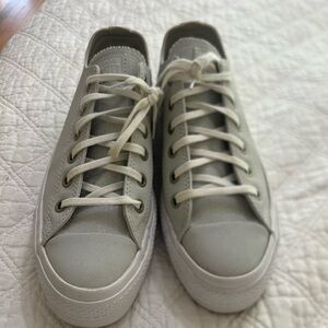 Converse Chuck Taylor Low Top Platform Shoes Womens 9 white vegan leather